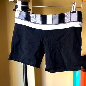 Lululemon yoga shorts size 8. Used but in good condition